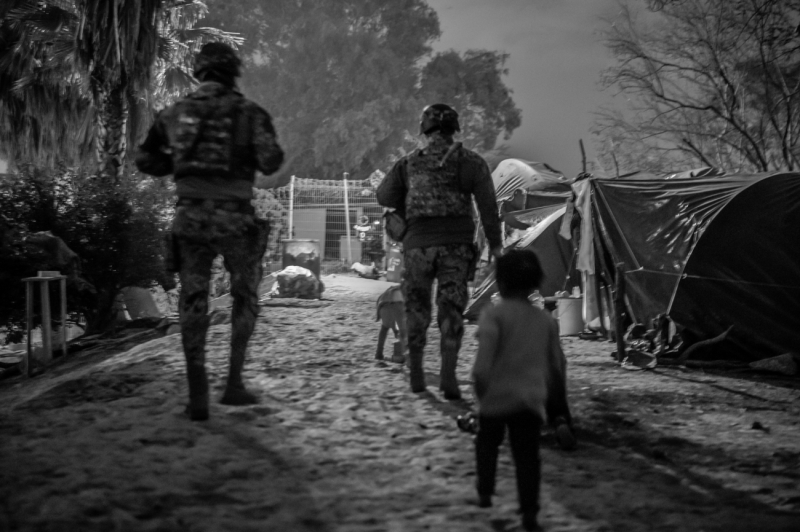 Militari messicani sorvegliano il campo